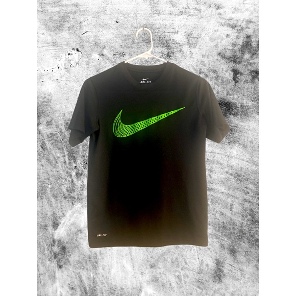 boys green nike shirt